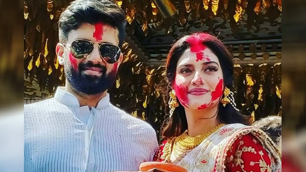 खुद को रईस बताकर निखिल ने कहा ऐसा, नुसरत ने किया खुलासा