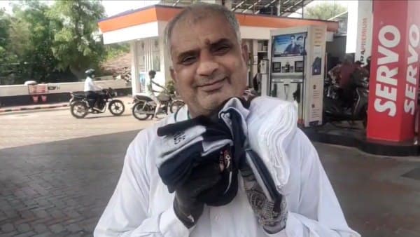  जुराब बेचकर घर खर्च चला पा रहे हैं