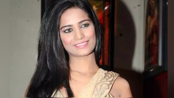 सोशल मीडिया पर एक्टिव पूनम पांडे