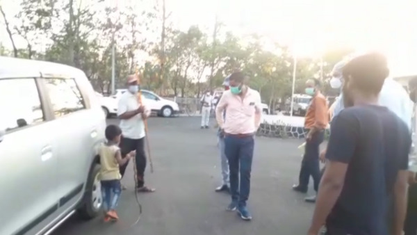 पिता के दोस्त के पकड़ता है सांप पिता के दोस्त के पकड़ता है सांप