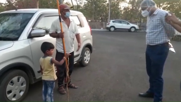 प्रिंस ने छुड़ाया पैरों में लिपटा सांप प्रिंस ने छुड़ाया पैरों में लिपटा सांप