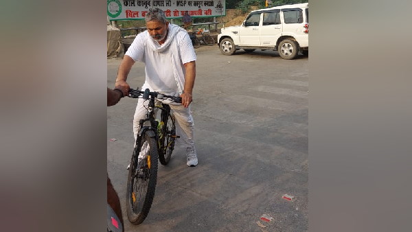 साइकिल और ट्रैक्टर ड्राइव करते दिखे टिकैत