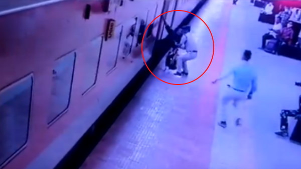 RPF जवान की सतर्कता से बची महिला की जान RPF जवान की सतर्कता से बची महिला की जान