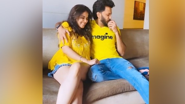 सोफे पर बैठे एक दूसरे के प्‍यार में खोए रितेश-जेनेलिया, तभी... 