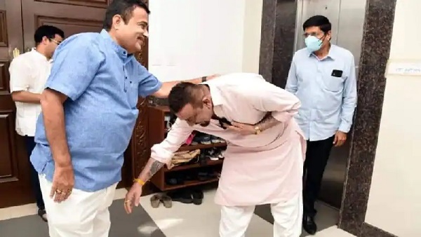 संजय दत्त ने पैर छूकर लिया आशीर्वाद