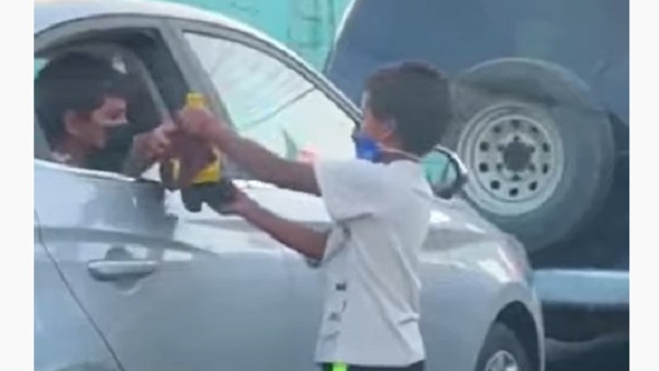 बच्चे के चेहरे पर जबरदस्त खुशी बच्चे के चेहरे पर जबरदस्त खुशी