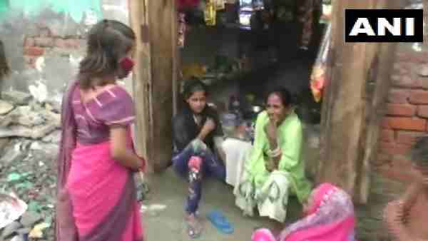 स्वास्थ्य कर्मियों ने गांव में फैली भ्रांतियों की जानकारी