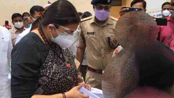 a girl crying told smriti irani that her mother was physical attack at lucknow lohia institute a girl crying told smriti irani that her mother was physical attack at lucknow lohia institute