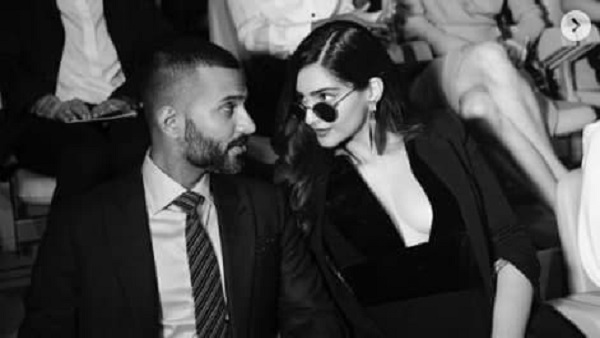 पति आनंद प्यार का इजहार करने से नहीं चूकते पति आनंद प्यार का इजहार करने से नहीं चूकते