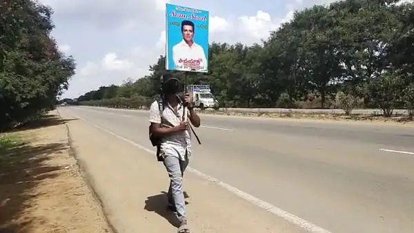 सोनू सूद से मिलने के लिए 700 KM पैदल चला उनका फैन