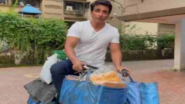 साइकिल पर अंडे-ब्रेड बेचते दिखे सोनू सूद