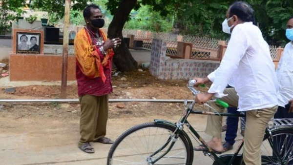 लोग कर रहे विधायक की तारीफ लोग कर रहे विधायक की तारीफ