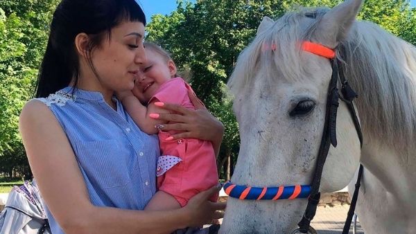 बालकनी में डर रही थी बच्ची