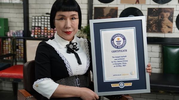 महिला ने बनाया विश्व रिकॉर्ड महिला ने बनाया विश्व रिकॉर्ड