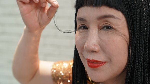 महिला को देख सब हैरान महिला को देख सब हैरान