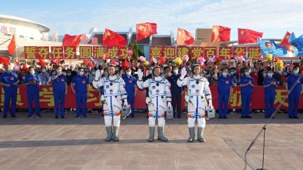 कम्यूनिस्ट पार्टी को दिया क्रेडिट कम्यूनिस्ट पार्टी को दिया क्रेडिट