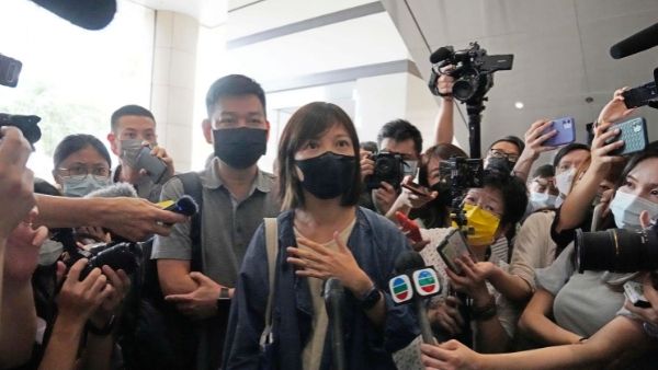 एप्पल डेली अखबार पर ताला