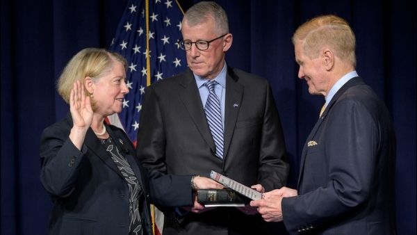 नौसेना पायलट से की बात 