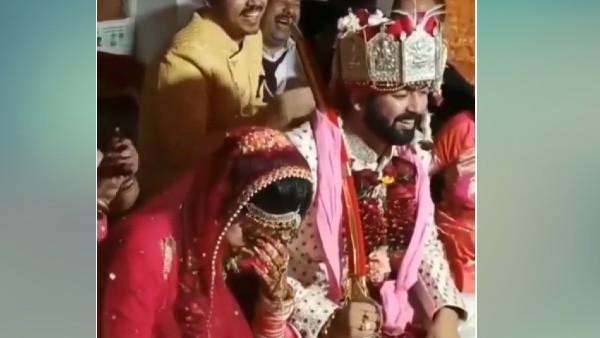 दुल्हन के कंधे पर दूल्हे ने रखा हाथ