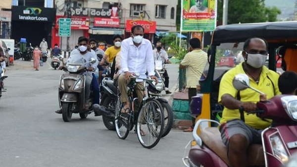 कोरोना से मरने वालों लोगों का अंतिम संस्कार भी किया कोरोना से मरने वालों लोगों का अंतिम संस्कार भी किया