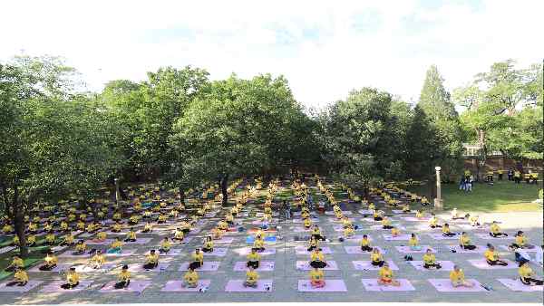 इंडिया हाउस में योगाभ्यास में जुटे चीन के सौ से ज्यादा लोग इंडिया हाउस में योगाभ्यास में जुटे चीन के सौ से ज्यादा लोग