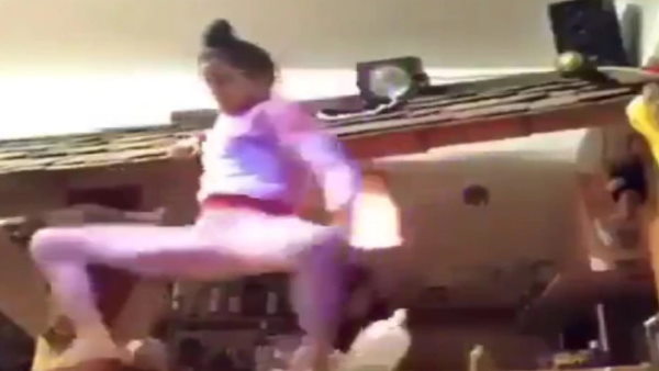 5 सेकंड के इस वीडियो को देखकर कुछ लोग हंसकर बेहाल हुए जा रहे हैं 5 सेकंड के इस वीडियो को देखकर कुछ लोग हंसकर बेहाल हुए जा रहे हैं