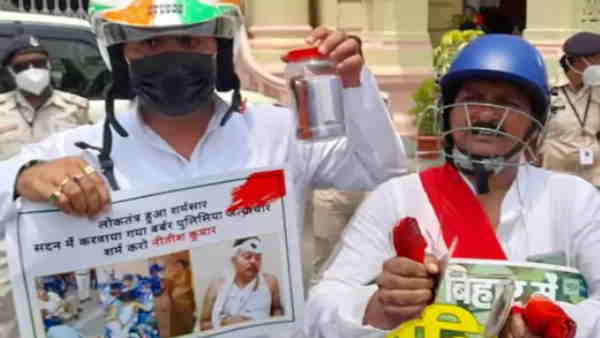 bihar assembly monsoon session first day mla come with helmet and black mask bihar assembly monsoon session first day mla come with helmet and black mask