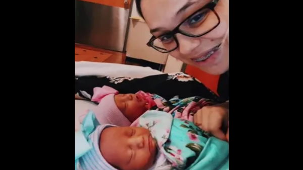 पैदा हुए जुड़वां बच्चे