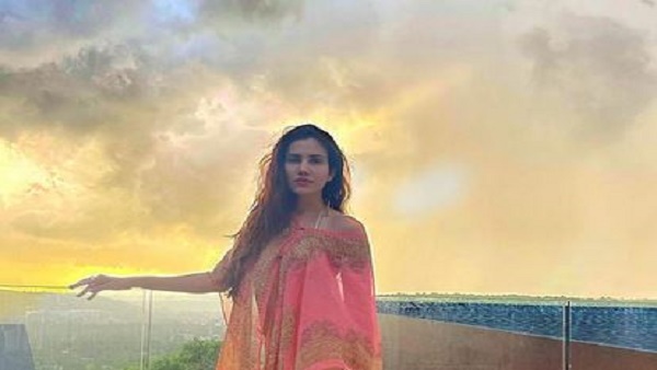 Video: Bollywood Actress Sonnalli Seygall Enjoy Rain dance in Bikini in her Balcony Video: Bollywood Actress Sonnalli Seygall Enjoy Rain dance in Bikini in her Balcony