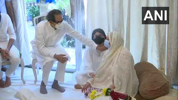 पिता बाल ठाकरे के जिगरी दोस्‍त दिलीप कुमार की मौत पर सीएम उद्धव ठाकरे सायरा बानो का बने सहारा 