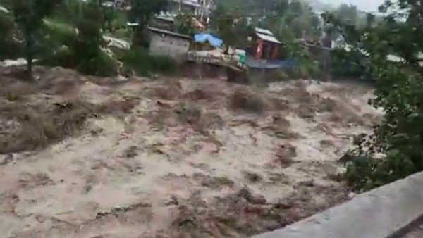 कम से कम 25 सड़कें अभी भी बंद हैं।