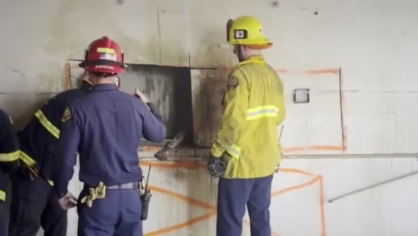 दीवार के पीछे से आ रही थी महिला की आवाज