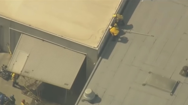 8 इंच की संकरी जगह में फंसी महिला