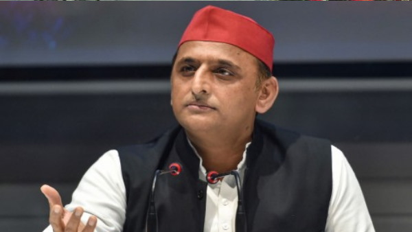 'आज पुरानी राहों से, कोई मुझे आवाज़ न दे'