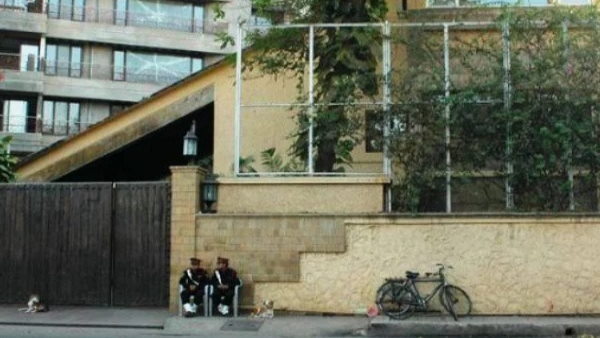  8-9 फीट जगह जा सकती है बंगले की