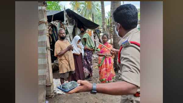 कोरोना से डर के 15 महीनों से पूरे परिवार ने खुद को किया घर में कैद कोरोना से डर के 15 महीनों से पूरे परिवार ने खुद को किया घर में कैद