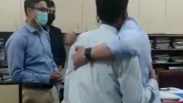 रेलवे इंजीनियर को मंत्री अश्विनी वैष्णव ने कहा- आओ गले लगो रेलवे इंजीनियर को मंत्री अश्विनी वैष्णव ने कहा- आओ गले लगो