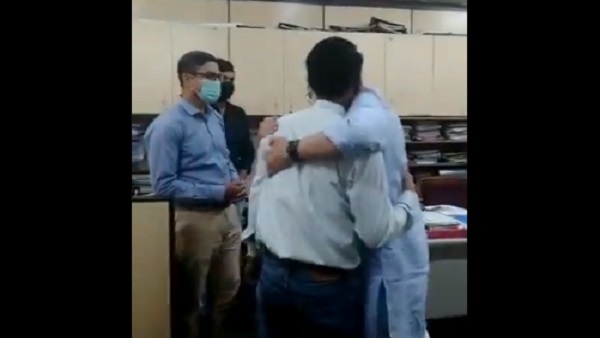 कॉलेज मेट से रेल मंत्री ने कहा- 'सर नहीं, अब तो बॉस बोलो' कॉलेज मेट से रेल मंत्री ने कहा- 'सर नहीं, अब तो बॉस बोलो'