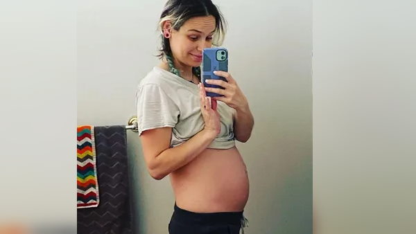 दो बच्चियों को दिया जन्म