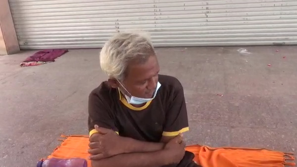 माता-पिता की मौत के बाद घर छोड़ा माता-पिता की मौत के बाद घर छोड़ा