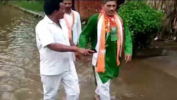 Hapur: Angry villagers made BJP MLA Kamal Singh run in sewer water Hapur: Angry villagers made BJP MLA Kamal Singh run in sewer water