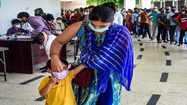 क्रिसमस ने संक्रमण को और बढ़ाया क्रिसमस ने संक्रमण को और बढ़ाया