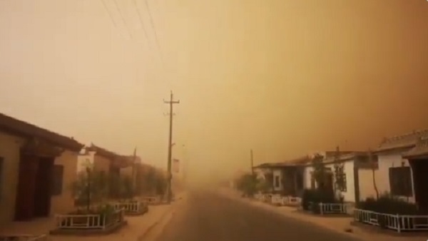 रेतीले तूफान की वजह सड़क को किया गया बंद