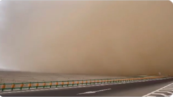 पार्क में बैठे लोगों का तूफान में उड़ा सामान 