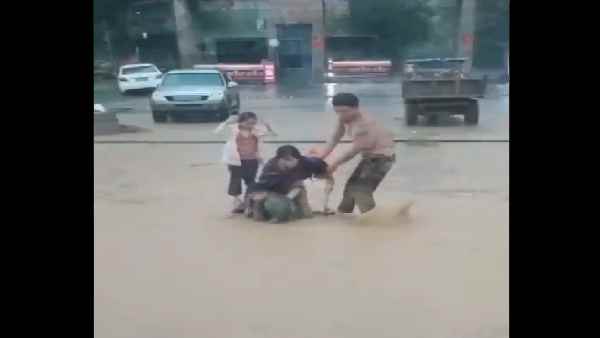 महिला और दो बच्चे मिट्टी में दब गए थे महिला और दो बच्चे मिट्टी में दब गए थे