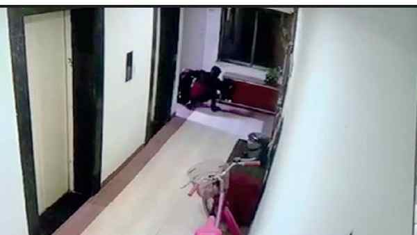 सीसीटीवी में पकड़ा गया जूता चोर