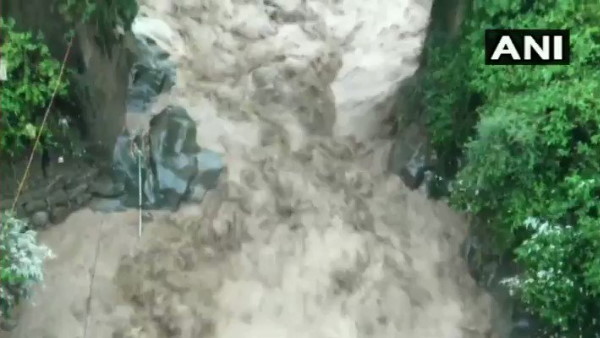 रविवार रात से हो रही तेज बारिश