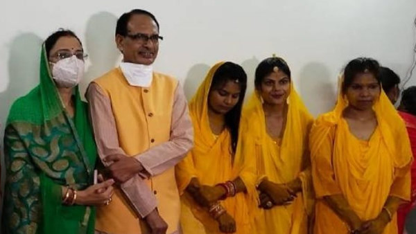 मेहंदी की रस्म सम्पन्न मेहंदी की रस्म सम्पन्न