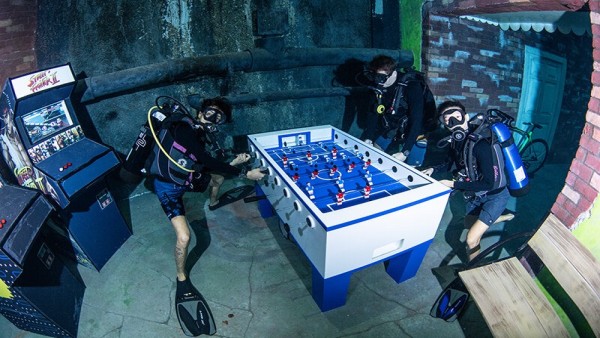 पूल के अंदर हैं दुकान, गिफ्ट शॉप, रेस्त्रां