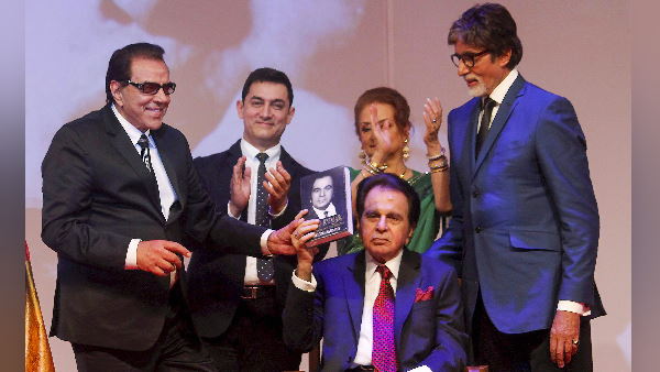 पूरे वक्त पार्थिव शरीर के पास बैठे रहे धर्मेंद्र